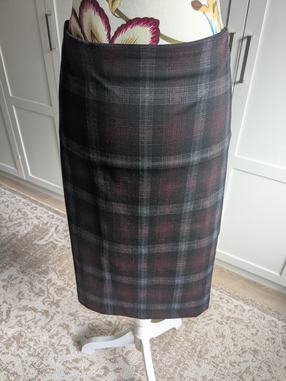 le chateau Black and Burgundy Plaid Pencil Skirt